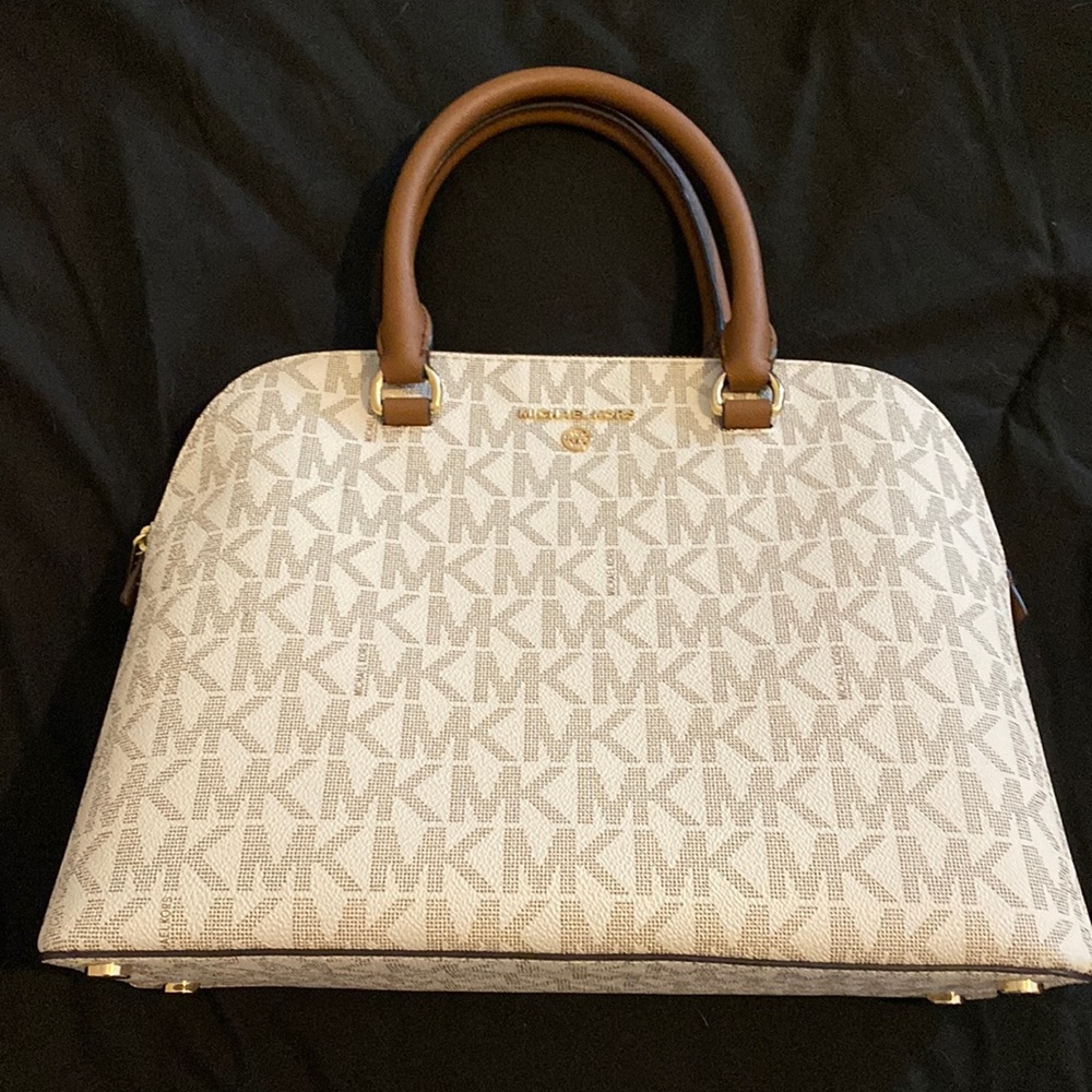 BRAND NEW Micheal Kors Purse!